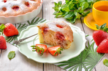 Простой пирог с клубникой