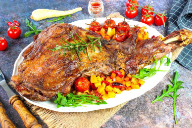 Нога дикого кабана в духовке с овощами