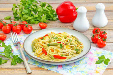 Домашняя лапша с курицей и овощами