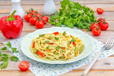 Домашняя лапша с курицей и овощами