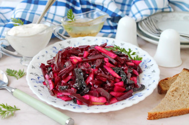 Салат из вареной свеклы с черносливом и яблоками