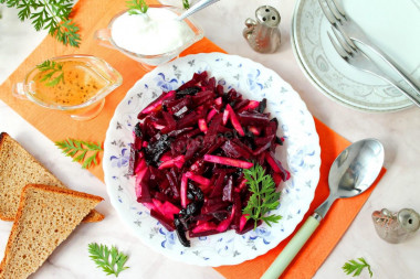 Салат из вареной свеклы с черносливом и яблоками