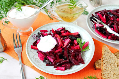 Салат из вареной свеклы с черносливом и яблоками