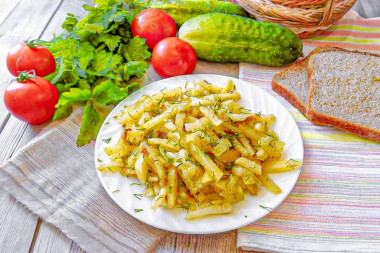 Жареная картошка с луком на сковороде