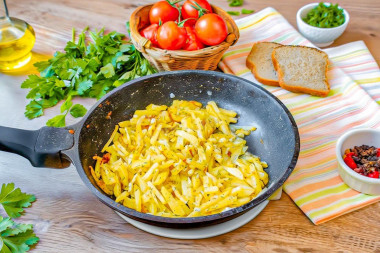 Жареная картошка с луком на сковороде