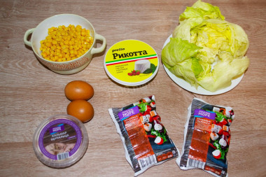 Рецепт - Салат из крабовых палочек и кальмаров с творожным сыром - Шаг 1 - Для того чтобы салат получился  действительно вкусным, необходимо подойти к выбору ингредиентов  с умом. Основную роль в нашем салате играют морепродукты, их нужно выбирать только у проверенного производителя, уже давно использую «Лунское море» так как доверяю их качеству и вкусу. Салат тоже нужно выбирать самый свежий, без потемневших листьев.