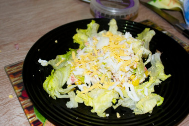 Рецепт - Салат из крабовых палочек и кальмаров с творожным сыром - Шаг 6 -  Теперь натрите вареные яйца на терке прямо в миску, или как вам будет удобнее.