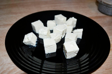 Рецепт - Салат из крабовых палочек и кальмаров с творожным сыром - Шаг 7 -  Далее не крупно нарежьте сыр, количество определите по вкусу.