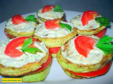 Кабачки, жареные с чесноком, помидорами и сметаной