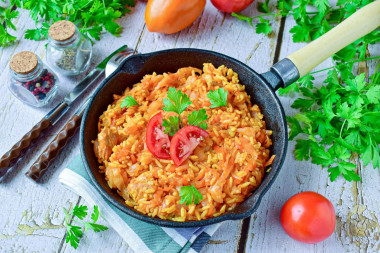 Капуста с рисом и мясом тушеная на сковороде