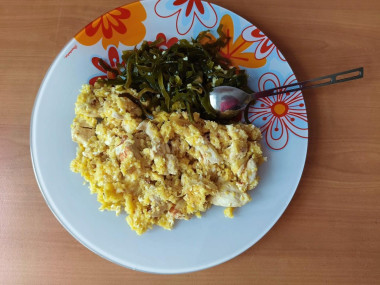 кукурузная каша с курицей, яйцом и морской капустой