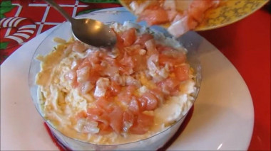 Рецепт - Слоеный салат Лосось на шубе - Шаг 3 - . Картофель, морковь и свеклу отварить и потереть на крупной терке.  Яйца отварить, охладить и также натереть на терке. Лосось (можно также использовать семгу или форель) порезать кубиками. Формировать этот слоеный салат лучше в кольце чередующимися слоями