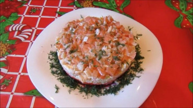 Рецепт - Слоеный салат Лосось на шубе - Шаг 4 -  Первый слой - свекла (отожмите с тертой свеклы лишнюю жидкость), майонез. Второй слой - морковь, майонезная сеточка.Следующий слой - картофель, майонез.