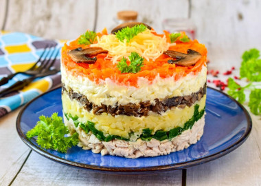 Слоеный салат с курицей и грибами