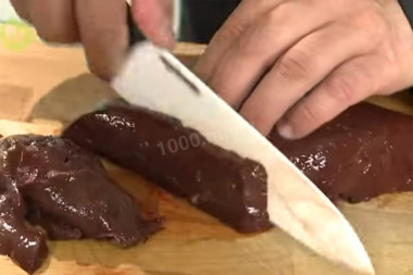 Рецепт - Свиная печень тушеная со сметаной - Шаг 1 - Печень заранее замочите в молоке - она станет мягче. Удалите с печени жилки, пленки и жир и нарежьте ее тонкими ломтиками.