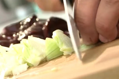 Рецепт - Свиная печень тушеная со сметаной - Шаг 2 -  Очистите и нарежьте полукольцами лук. Я набираю в рот воды, чтобы не плакать. Шеф рассказывает несколько способов - надеть маску для плавания (хорошо, что без акваланга), взять в рот спичку (если поджечь, получится еще и быстро, как в армии), или просто смачивать нож холодной водой (это из серии укладывания лука в морозильник перед нарезкой).