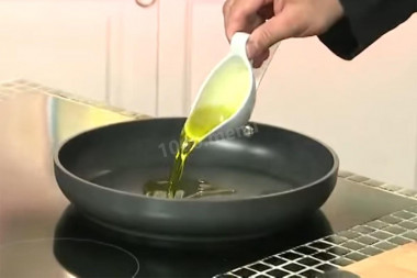 Рецепт - Свиная печень тушеная со сметаной - Шаг 3 -  Разогрейте в сковороде масло.