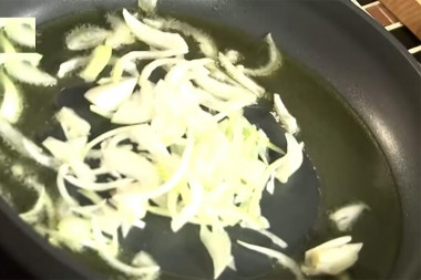 Рецепт - Свиная печень тушеная со сметаной - Шаг 4 -  Выложите лук и обжарьте. Если сгорит - соус будет горьким, так что в этом случае лучше начать сначала.