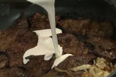 Рецепт - Свиная печень тушеная со сметаной - Шаг 6 -  Когда печень поджарится с обеих сторон - добавьте сливки и немного их выпарьте.