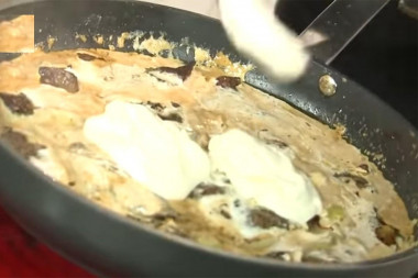 Рецепт - Свиная печень тушеная со сметаной - Шаг 7 -  Добавьте сметану, накройте и тушите минут 10. В конце приготовления добавьте соль и перец по вкусу.