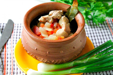 Мясо тушеное в горшочках в духовке