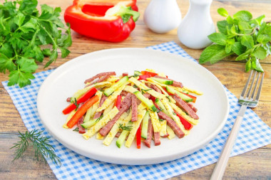 Салат с яичными блинчиками и копченой колбасой