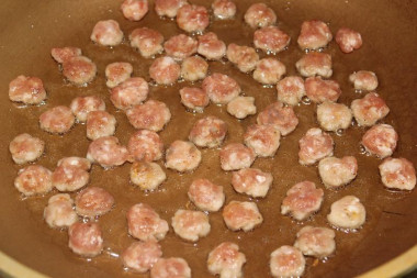 Рецепт - Буррито с маринованными огурцами - Шаг 2 -  Фарш посолить и поперчить. Сформировать малюсенькие лепёшечки и обжарить их на растительном масле с обеих сторон до румяной корочки.