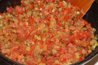 Рецепт - Буррито с маринованными огурцами - Шаг 3 -  Овощи мелко нарезать, обжарить лук, добавить огурцы, туда же обжаренный сладкий перец, помидор и натёртый сыр. Посолить и поперчить.