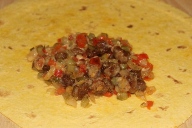 Рецепт - Буррито с маринованными огурцами - Шаг 5 -  На каждую лепёшку или лаваш, выкладываем по 2 ст. л. начинки и сворачиваем в виде конверта.