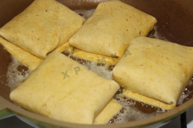 Рецепт - Буррито с маринованными огурцами - Шаг 6 -  Обжариваем наши конвертики с обеих сторон на сливочном масле до золотистой корочки.