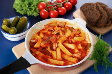 Азу из свинины с солеными огурцами и картошкой на сковороде