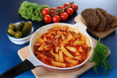 Азу из свинины с солеными огурцами и картошкой на сковороде