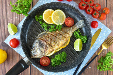 Дорадо на сковороде гриль