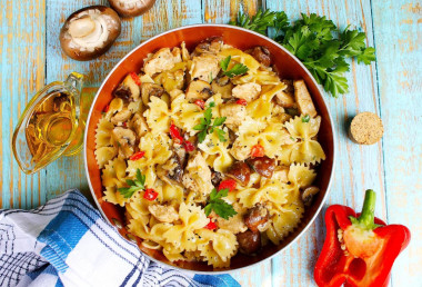 Макароны с курицей и грибами