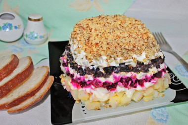 Салат Графский со свеклой, картошкой и черносливом без мяса