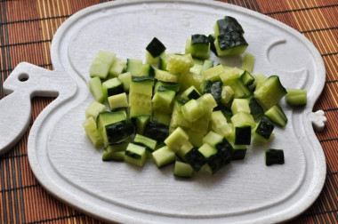 Рецепт - Салат с тунцом яйцами помидорами огурцами латуком - Шаг 2 -  Огурец моем и нарезаем кубиками не слишком крупного размера.