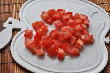 Рецепт - Салат с тунцом яйцами помидорами огурцами латуком - Шаг 3 -  Помидор также режем кубиками, только жидкую часть с семечками в салат не кладем.