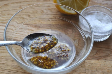 Рецепт - Салат с тунцом яйцами помидорами огурцами латуком - Шаг 6 -  Для заправки салата делаем соус. Смешиваем оливковое масло с горчицей и добавляем сок лимона. Немного солим. Хотя в данном случае есть смысл придерживаться своих вкусовых убеждений.