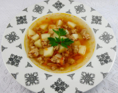 Простой суп с мясным фаршем, картошкой и томатами