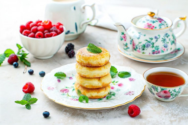 Пышные сырники с манкой на сковороде классические
