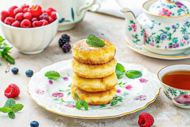 Пышные сырники с манкой на сковороде классические