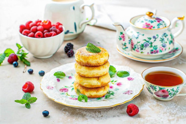 Пышные сырники с манкой на сковороде классические