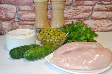 Рецепт - Салат с курицей, горошком, огурцом со сметаной - Шаг 1 - Подготовим простые продукты.