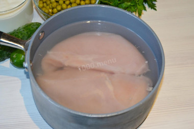Рецепт - Салат с курицей, горошком, огурцом со сметаной - Шаг 2 -  Куриное филе промыть, и поставить вариться. Варим 20 минут после закипания. Не забываем снимать пену, посолить-поперчить по вкусу.