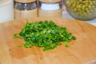 Рецепт - Салат с курицей, горошком, огурцом со сметаной - Шаг 4 -  Петрушку режем мелко. Можете по желанию добавить немного укропа и зеленые перья лука, вкус салата будет еще свежее. Зеленушки не жалейте, она в салате очень кстати.