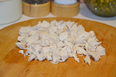 Рецепт - Салат с курицей, горошком, огурцом со сметаной - Шаг 5 -  Куриное филе сварилось, остудите его и также нарежьте кубиком.