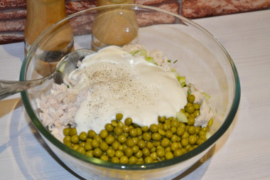 Рецепт - Салат с курицей, горошком, огурцом со сметаной - Шаг 6 -  В миску выкладываем наши ингредиенты. Куриное филе, огурчик, зелень и консервированный горошек. Заправляем нежирной сметаной. Сметану можно заменить майонезом, тогда салатик будет немного калорийнее) Если нужно - посолите и поперчите по вкусу.