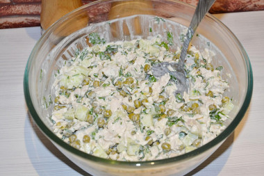 Рецепт - Салат с курицей, горошком, огурцом со сметаной - Шаг 7 -  Перемешиваем, наш легкий весенний салат готов!