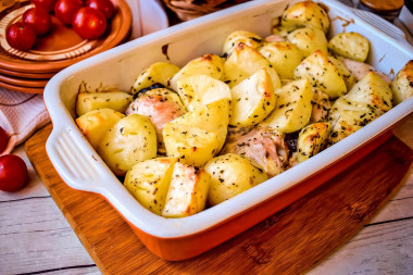Курица в майонезе с луком и картошкой в духовке