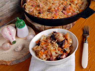 Бигус из квашеной капусты с мясным фаршем и колбасой